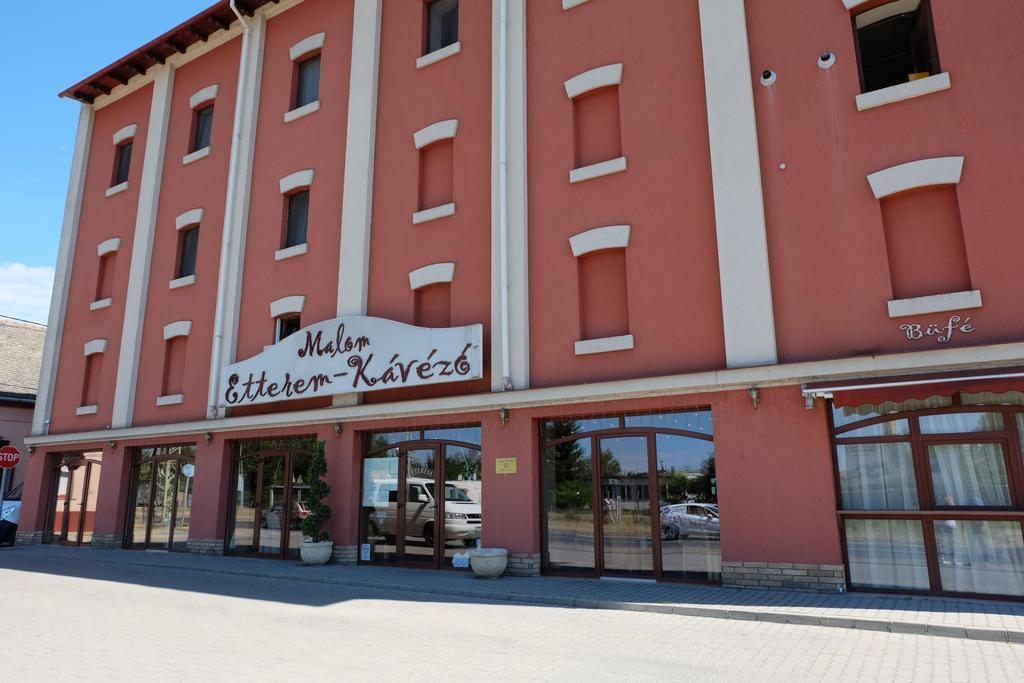 바야 Malom Club Panzio B&B 외부 사진